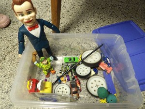 BOX OF COLLECTABLE FIGURINES & TOY TRUCKSCARS