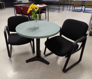 NICE VINTAGE TABLE, 2 CHAIRS, AND FLOWERS IN VASE