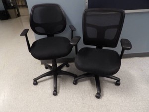PAIR OF BLACK OFFICE CHAIRS