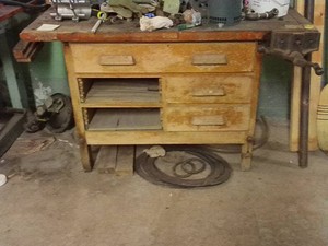 VINTAGEANTIQUE WOODEN TABLE WITH ANTIQUE VICE