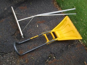 True Temper Snow scoop and adjustab...