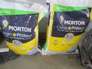 2-44lb bags Morton water softener p...