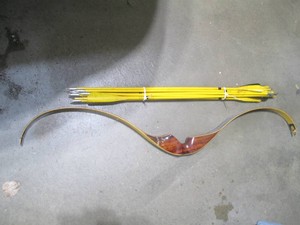 Small hunting bow 44 x 28 and bun...