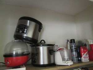 Crock pot, mini chopper, popcorn po...