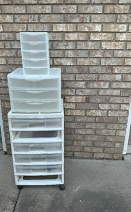 Lot of plastic storage containers