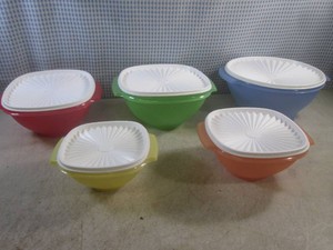 (EW3) New Tupperware 5-Bowls with L...