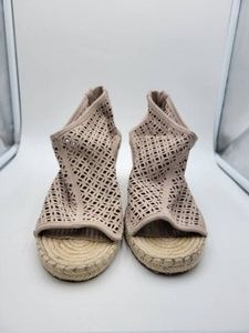 Vince Camuto Perforated Suede Peep Toe Espadrille Wedge Sandal Womens Blush US 7.5M Pre-Owned