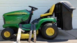 John Deere LT160 Automatic Riding Lawn Mower with 2 Bag Collection Unit