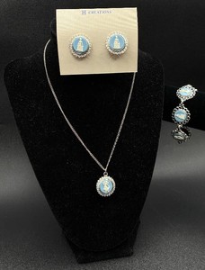 Hoffman Wedgewood Style Set with Necklace, Bracelet and Clip On Earrings