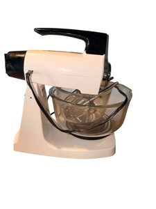Vintage Sunbeam Mixmaster An American Classic Stand Mixer w Glass Bowl & Attachments
