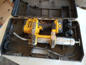 DeWalt DCGG571 Cordless Grease Gun With Battery & Case