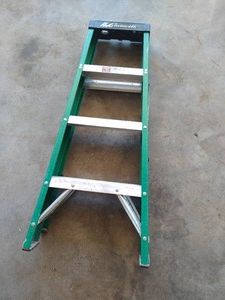 Louisville 4 Fiberglass Stepladder
