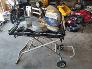 DeWalt DW708 12 Sliding Compound Miter Saw With Nice Delta Stand