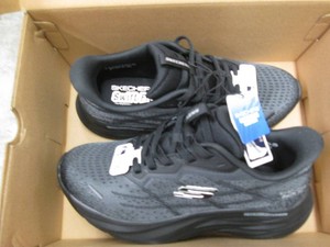 New Sketchers size 8 mens shoes...