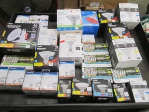 Lot of assorted light bulbs...
