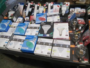 Lot of assorted light bulbs...