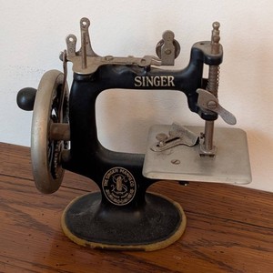 DR - Vintage Toy Sewing Machine Singer