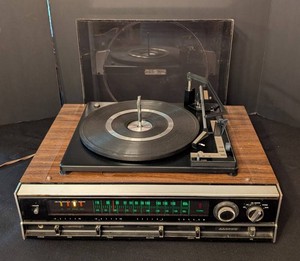 K - Vintage Record Player Lloyds 9B17-210A AMFM Receiver