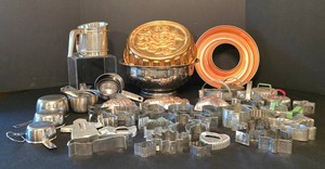 D - Kitchen Measuring Cups, Colander & Cookie Cutters Mixed Lot