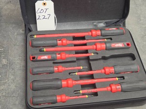 MILWAUKEE SET OF INSULATED SCREWDRIVERS