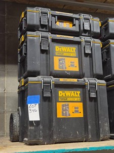 DeWALT THREE-STACK ROLLING TOOL CHEST