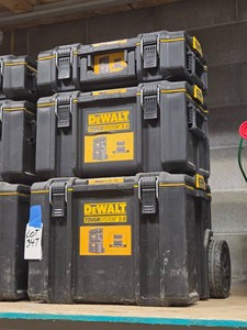 DeWALT THREE-STACK ROLLING TOOL CHEST