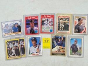 10 VINTAGE 1980s BASEBALL PLAYER CARDS INCLUDING NOMAR GARCIAPARRA AND BERNIE WILLIAMS ROOKIE CARD