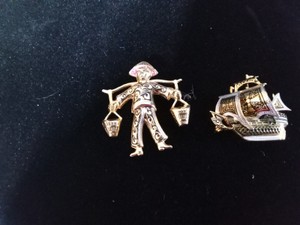 2 Damascene brooches ( goldbrass inlay with metal etching)