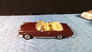 Maisto Special Edition diecast model of a 966 Mercedes-Benz 280SE Convertible