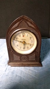 Vintage Warren Telechron model M1 Cathedral bakelite electric clock with key originally manufactured approximately between 1927 and 1932