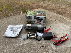 2500 lb ATV Winch in the Box - looks like its never been used