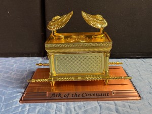 Small-scale replica model of the biblical Ark of the Covenant
