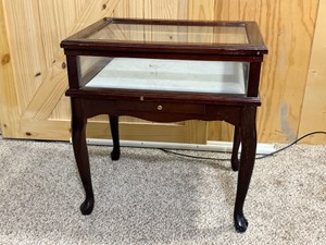 Vintage  Bombay Company curio display table featuring a lift-top glass lid and Queen Anne legs - see description for more info