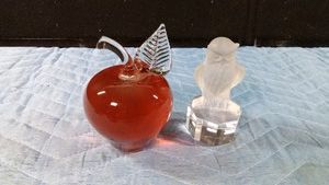 signed hand-crafted 1990 Glass Eye Studio glass red apple with clear stem and a 1985 Goebel frosted glass owl