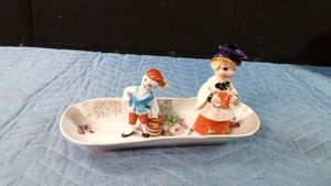 2 Kreiss 1956 figurines and one dish