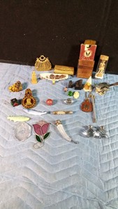 lot of mostly vintage miniature items
