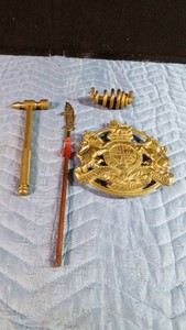 3 Brass items and a 1953 Kings Arms trivet by VA. Metal Crafters