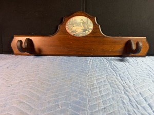 Vintage wall-mounted 1-gun rack featuring a circular decorative insert depicting a 2 Ruffed Grouse.