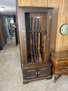 Vintage 8 Gun Wood Gun Cabinet (Guns not included)