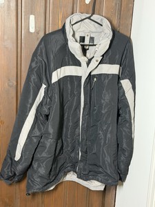 Glaciers Edge mens heavy winter ski jacket, styled in a black and grey color-blocked design