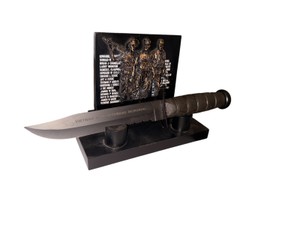 Vietnam War Veterans Memorial Commemorative Display Knife w Soldier Memorial Stand & Compass Pommel