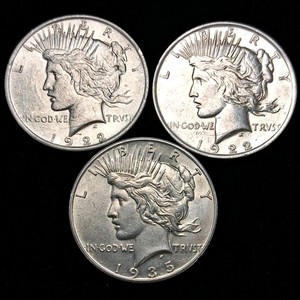Lot of (3) United States Peace Dollars. 1922, 1922, 1935.