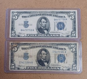 Lot of (2) currency bills 1934 Series Silver Certificates (Blue Seal)