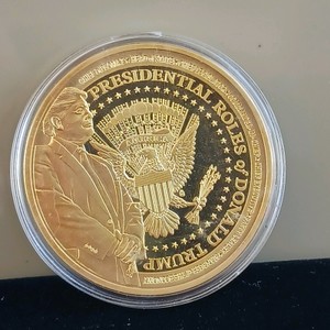 Donald Trump Large Commemorative Gold-Tone Medal - Presidential Roles