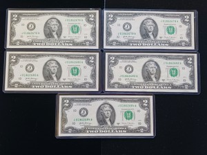 (5) crisp, modern $2 Federal Reserve Notes from the Series 2007 printing run