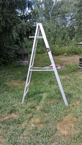 8 FT ALUMINUM LADDER