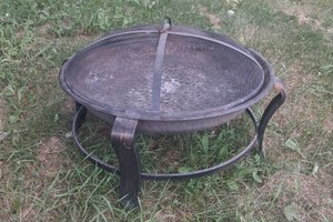 Outdoor fire pit with lid