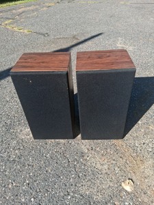 PAIR OF WOOD GRAIN STEREO SPEAKERS