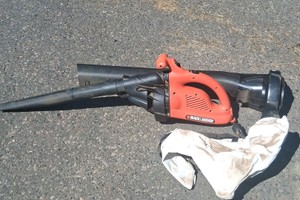 BLACK AND DECKER LEAF BLOWER WITH BAGGER