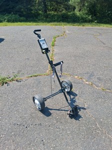 GOLFING PULL CART THAT IS COLLAPSIBLE